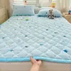 2026 Nuevo Invierno Cálido Leche Polar Estampado Engrosado Suave Colchón Invierno Más Terciopelo Almohadilla Protectora Almohadilla de Cama Estudiante
