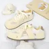 Tênis de Malha Respirável Cor Creme 2026 Verão Novo Sola Fina Leve Sapatos Brancos Tênis Versátil para Campus para Mulheres