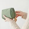 Bolsa de cosméticos impermeable portátil con cinturón, bolsa de almacenamiento multifuncional de color caramelo hecha a mano, personalizada de fábrica, para mujer, de Corea