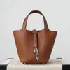 Bolsa cesta de couro bovino full-grain TC 100% feminina, bolsa saco, bolsa de mão de couro genuíno com fivela prateada