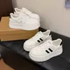 Distribución y venta al por mayor de zapatos blancos de suela gruesa y ligeros para aumentar la altura para mujer, zapatillas de moda casual, zapatos de vestir sencillos, zapatillas deportivas, zapatillas blancas para mujer