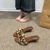 Nuevas Pantuflas de Piel con Estampado de Leopardo para Mujer 2026, Pantuflas de Cuña Alta para Exteriores, Pantuflas de Algodón Antideslizantes de Punta Abierta con una Sola Tira de Felpa