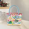 Nova bolsa de piquenique de primavera, bolsa de palha grande, esquema de cores rosa fofo, design xadrez color-block fresco e estiloso