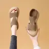 Sandálias Fechadas com Solado Grosso Moda Retrô para Mulheres, Novo Modelo Verão 2026, Sapatos de Praia de Luxo High-End com Estampa de Leopardo, Dupla Utilização