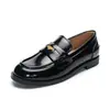Mocassins pequenos estilo retrô britânico para mulheres, com acabamento brilhante, bico redondo, salto grosso e design de calçar, perfeitos para um look versátil e preppy.