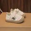 Sapatos de bebê para meninos e meninas 2026 primavera e outono novo modelo sapatos de bebê calçados infantis sapatos de lona para crianças tênis de sola macia sapatos de bebê florais