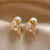 Pendientes de botón con forma de fresa incrustada con diamantes y aguja de plata para mujer, pendientes de temperamento exquisito de lujo ligero, adornos para orejas de moda simple, sensación de alta gama, venta al por mayor