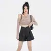Shorts de couro preto para mulheres, nova coleção outono/inverno 2026, design em A, adequado para usar sobre botas, couro PU, casual, modelagem solta, shorts de perna larga