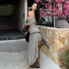 Conjunto de Roupa Sexy Estilo Ilha para Menina Quente: Conjunto de Duas Peças com Top Off-Shoulder Deserto Noroeste e Saia Longa Vermelha
