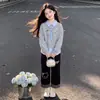 Conjunto moderno y casual de dos piezas con diseño de dos piezas falso, que incluye una blusa de manga larga y pantalones casuales con temática de gatos para niñas