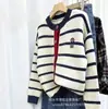 Suéter de malha com gola redonda, de abotoamento simples, peça externa feminina, estilo europeu e americano transfronteiriço, design de blocos de cor listrados, macio e confortável, caimento solto, cardigã com cores contrastantes
