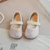 Zapatos casuales de suela blanda para niños 2025 Verano Nuevo estilo Zapatos para caminar para niños pequeños Zapatos de moda de princesa con diamantes de imitación para niñas Zapatos de cuero