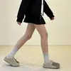 Zapatos tipo Birkenstock sin cordones de piel de vaca mate con pedrería de patrón de llamas, nueva moda de verano 2026 sandalias cerradas sin cordones de suela gruesa