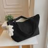 Este año, el popular bolso de pana de gran capacidad, bolso de mano, bolso de hombro, bolso de clase para estudiantes universitarios, es único.