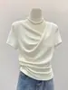 Blusa feminina de manga curta estilo coreano, versátil, para afinar, com toque relaxed e franzido, T-shirt de verão assimétrica com decote ombro a ombro revelando a clavícula