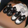 Zapatos Mary Jane Brillantes de Charol para Niños 2025 Otoño Nuevo Estilo Zapatos de Princesa para Niñas Zapatos Individuales Bajos para Niñas Pequeñas