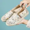 Sapatos femininos de novo estilo, sapatos planos de tecido macio respirável, sapatos de lona slip-on estilo coreano, sapatos baixos femininos confortáveis e versáteis