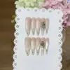 Elegantes [Blanco Champagne Satín] elegantes y brillantes puntas de los dedos beige puntas francesas cortas uñas postizas con cuentas de cristal ojo de gato rosa