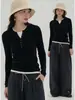 Diseño único, estilo nicho, camisa base de punto ajustada tipo dos piezas falsas para mujer, nuevo top negro para capas de principios de otoño con cuello redondo
