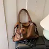 Moda Casual Outono 2025 Bolsa de Ombro com Rebites de Nova Moda Bolsa Tote de Grande Capacidade Bolsa de Axila Casual Feminina para o Dia a Dia