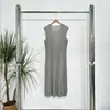 Vestido de Punto para Mujer Otoño 2025 Nuevo Cuello Redondo Sin Mangas Color Sólido Falda Base Elegante para el Trabajo Falda de Longitud Media Miyake