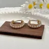 Brincos de Pérola Estilo Francês Luxo Leve Nicho Estilo Chanel para Mulheres, Novos Brincos Argola Populares, Brincos de Alta Qualidade Modernos e Elegantes