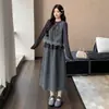 Novas roupas de maternidade para outono e inverno: um vestido colete de bolinhas para usar por cima, combinado com um conjunto de duas peças com detalhes em renda e design de amarrar para cobrir e dar suporte à barriga