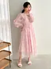 Nueva colección de verano estilo francés: un vestido ajustado, adelgazante, de longitud media en un delicado estampado floral rosa, con cintura ceñida y una superposición de malla transparente