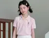 Conjunto de Verão para Meninas 2026 Novo Estilo Coreano Camisa Polo Infantil Camiseta Vestido de Verão Estiloso Saia Plissada Conjunto de Duas Peças Tendência