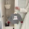 Suéter para niños, nueva colección otoño/invierno 2026, súper lindo, adorable diseño de oso de dibujos animados, top de punto tipo jersey, atuendo de otoño