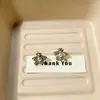 Brincos Vintage Exquisitos de Flor e Pérola para Mulheres, Luxo Leve, High-End, Brincos Elegantes e Estilosos para Mulheres, Acessórios de Orelha Doces e Únicos para Mulheres