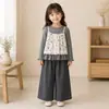 Conjunto de otoño para niña 2026, nuevo conjunto de camisola con estampado floral, elegante y moderno, conjunto de tres piezas estilo coreano para niños