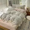 Juego de ropa de cama de cuatro piezas estilo coreano con estampado floral pequeño, de terciopelo de leche grado A, con un pequeño patrón floral en ambos lados de la sábana, la funda del edredón y la sábana ajustable, tamaño 1.8m/1.5m