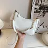 Bolso tipo baguette de charol brillante para mujer, colgante vintage de cereza, bolso de hombro con decoración de cadena, bolso cruzado pequeño versátil, bolso casual