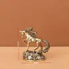 Adorno de Caballo Zodiacal de Latón: Una pequeña figura de caballo que simboliza riqueza instantánea y prosperidad