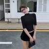 Camiseta Branca de Gola Alta Meia-Manga com Ombro Direito para Mulheres no Outono com Mangas Três Quartos e Corte Justo Roupa Íntima para Meninas Estilosas Mostrarem Suas Curvas