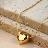 Collar con colgante de corazón de melocotón de acero de titanio, diseño de nicho avanzado para mujer, nueva cadena para la clavícula de lujo ligero 2023