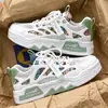 Sapatos Masculinos 2026 Primavera e Verão Novo Estilo Respirável Tendência Aumento de Altura Tênis Estudante Versátil Casual Esportivo Sapatos Brancos Estilo Masculino
