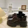 Zapatos de Cuero Estilo Británico con Suelas Gruesas y Mocasines para Aumentar la Altura para Mujer, Nuevos Tacones Altos Redondos de Charol con Tacones Gruesos y Cordones para Primavera 2026
