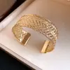 Pulseira aberta floral vazada transfronteiriça europeia e americana, pulseira de pulso estilo metal exagerado, joias de luxo leve de alta qualidade no atacado