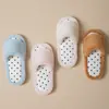 Chinelos de algodão com bolinhas para meninas da Amazon, chinelos de casa internos de inverno para mulheres, cor contrastante, chinelos de pelúcia europeus e americanos para mulheres