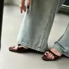 ¡El primer encuentro con pantuflas para pies sudorosos! Nuevas sandalias de verano de punta cuadrada con una sola tira para mujer, estilo retro de Hong Kong para usar al aire libre