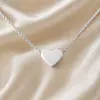 Collar con colgante de amor tridimensional de aleación simple con cadena de clavícula con corazón de melocotón para mujer, joyería de comercio exterior europea y americana