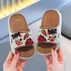 Nuevas pantuflas de verano de dibujos animados Nezha para interiores para niños y niñas, bebé 2025, zapatos versátiles suaves y antideslizantes para el hogar