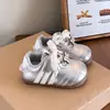 Nuevos Zapatos Infantiles Primavera 2026: Zapatos Deportivos Casuales Ligeros y Cómodos para Niños Pequeños, Moda Coreana Versátiles Zapatos de Entrenamiento Alemanes para Niñas