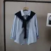 [BiZheng] Conjunto de Dos Piezas para Mujer 5786 - Estilo Moda Coreana Nueva Primavera Temprana 2026 con Bordado de Oso Camisa a Rayas y Chal de Punto