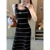 Vestido regata com gola listrada contrastante estilo Chanel para mulheres, vestido bodycon de verão que afina a cintura, puro e sedutor, vestido de comprimento médio que emagrece
