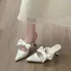 Novos saltos altos de bico fino estilo chinês, verão de 2026, saltos agulha com laço, chinelos elegantes e modernos de bico fechado para mulheres.