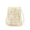 Bolso cruzado de perlas moderno y único 2026 Diseño hueco Mini bolsa para teléfono Versátil Lujo ligero Moda Bolso cuadrado pequeño con cuentas