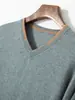 Nuevo Suéter de Cachemira con Cuello en V para Otoño e Invierno para Hombres Jóvenes, Holgado, Combinación de Colores, Camisa Base, Casual de Negocios, Cuello Alto, Lana Cálida